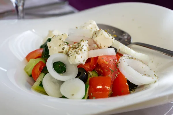 Uma Salada Legumes Frescos Queijo Está Pronta Para Comer — Fotografia de Stock