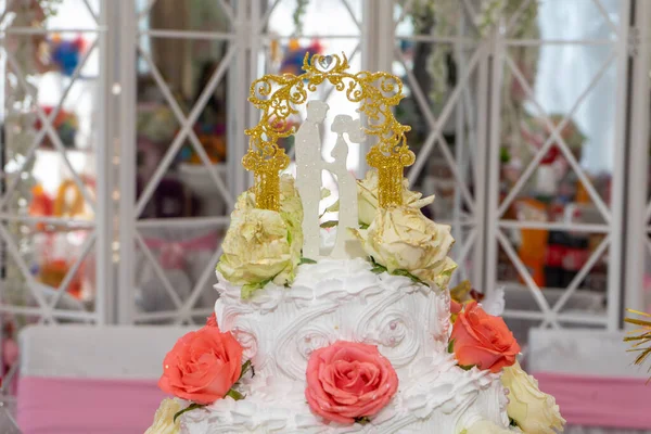 Gâteau Mariage Avec Figurines Jeunes Mariés Roses Rouges Gros Plan — Photo