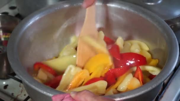 Preparação Pimentão Doce Close Cozinheiro Fêmea Cozinha Uma Grande Pimenta — Vídeo de Stock