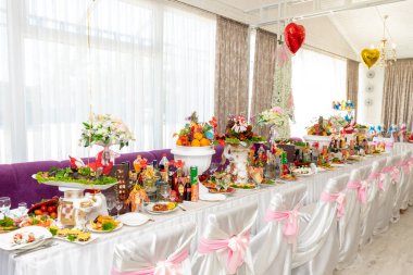 Ziyafet salonunda güzel servis edilmiş ve dekore edilmiş bir masa. Ukrayna, Vinnytsia, 10 Ağustos 2021