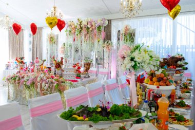 Ukraynalı çingenelerin düğününde süslü ziyafet salonu. Ukrayna, Vinnytsia, 10 Ağustos 2021