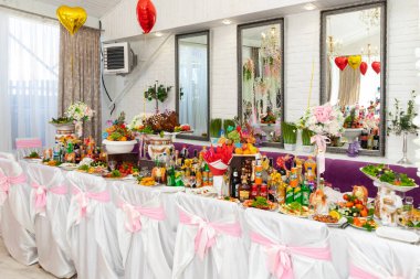 Ziyafet salonunda güzel servis edilmiş ve dekore edilmiş bir masa. Ukrayna, Vinnytsia, 10 Ağustos 2021