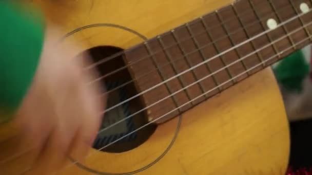 Fata Învaţă Cânte Chitară Acustică Mână Chitară Acustică Close — Videoclip de stoc