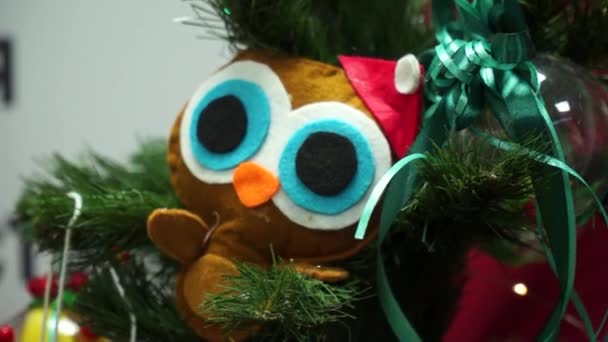 在一棵绿色圣诞树上的装饰品的特写 摄像机从底部到顶部的移动 — 图库视频影像