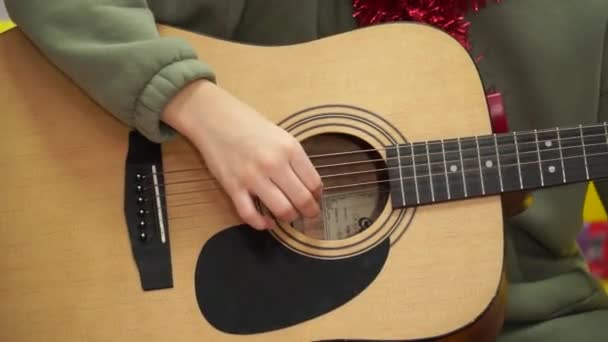 Resonanzboden Für Akustische Gitarre Nahaufnahme Ein Teenager Greift Auf Einer — Stockvideo