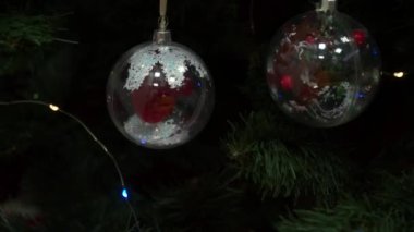 Noel ağacı süslemeleri. Kapalı odak kaybına sahip video