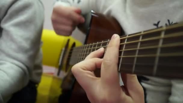 男孩开始弹吉他 声吉他演奏的特写视频 — 图库视频影像