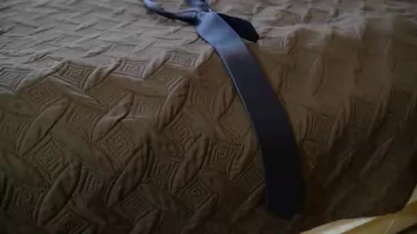 Kahverengi Masa Örtüsünde Koyu Mavi Erkek Kravatı Adam Kravatını Yataktan — Stok video