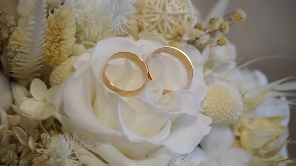 Svatební Prsteny Nevěstině Kytici Záře Zlatých Snubních Prstenů Když Mění — Stock video