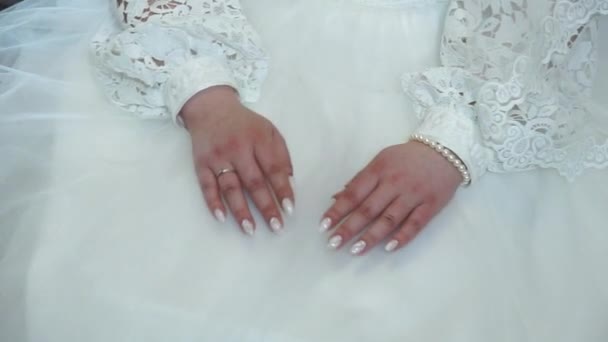 Νύφες Χέρια Ένα Λευκό Φόρεμα Από Κοντά — Αρχείο Βίντεο