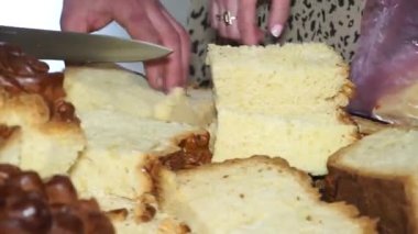 Tereyağlı düğün ekmeğini parçalara ayırmak. Ukrayna geleneksel düğün pastası.
