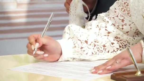新娘在结婚证上签字 妇女签署文件的特写镜头 — 图库视频影像