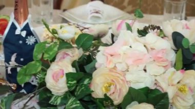 Gelin ve damadın düğün masasını süslemek..