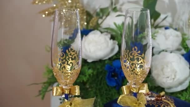 Złote Okulary Ślubne Kwiaty Dekoracje Sali Weselnej — Wideo stockowe