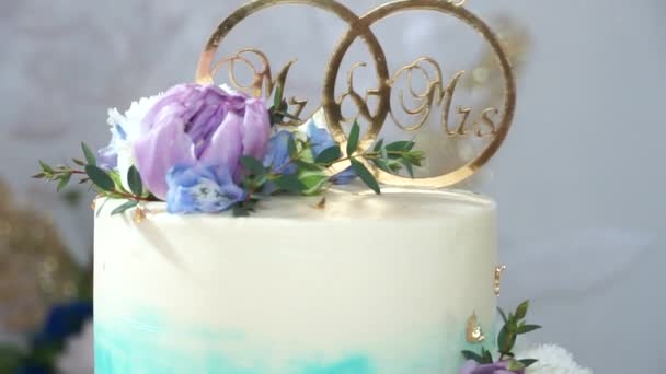 三层婚礼蛋糕 婚礼蛋糕用鲜花和装饰婚戒装饰 装饰婚戒上有题词先生和夫人 — 图库视频影像