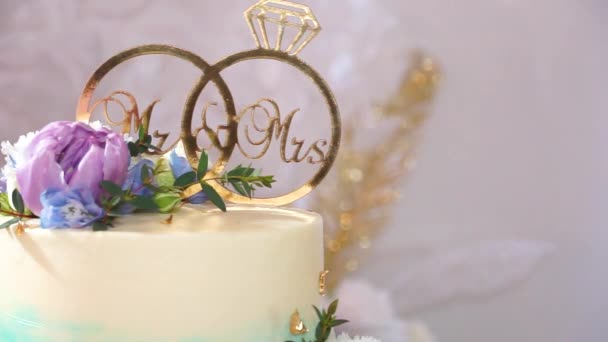 장식적 결혼반지에는 케이크와 Mrs White 배경에 비문이 새겨져 — 비디오