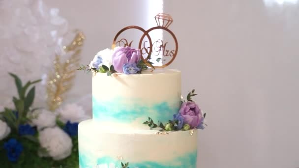 케이크는 장식적 결혼반지로 장식되어 장식적 결혼반지에는 단짜리 케이크 와씨가 새겨져 — 비디오