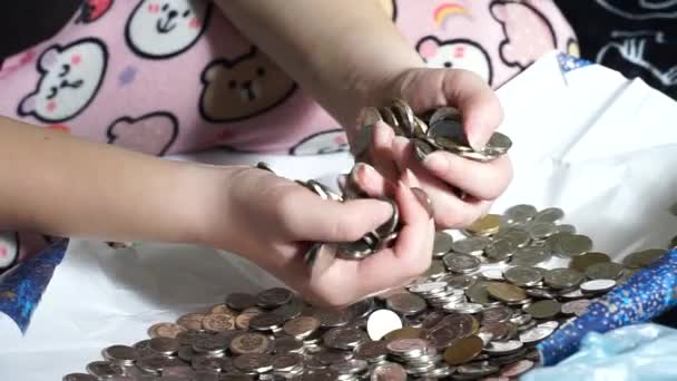 Menina Está Feliz Com Moedas Ferro Brilhantes Salvar Criança Dinheiro — Vídeo de Stock