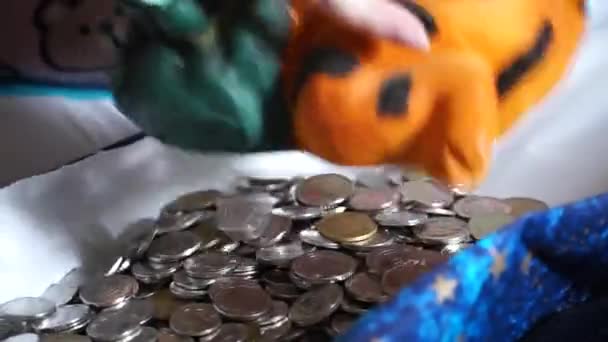 Ein Mädchen Schüttelt Metallmünzen Aus Einem Sparschwein Nahaufnahme Von Münzen — Stockvideo