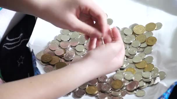Chica Cuenta Pequeñas Monedas Ucranianas — Vídeos de Stock