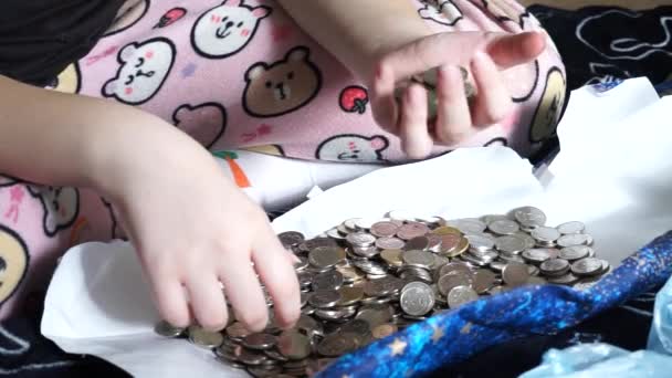 Menina Pega Pequenas Moedas Sua Mão — Vídeo de Stock