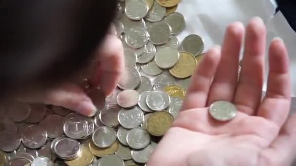 Μια Έφηβη Μετράει Σιδερένια Νομίσματα Στοιβάζοντας Στο Χέρι Της — Αρχείο Βίντεο