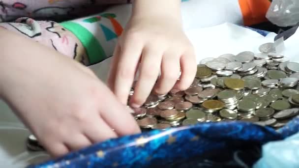 Das Kind Sortiert Und Zählt Kleine Metallmünzen Videodreh Aus Nächster — Stockvideo