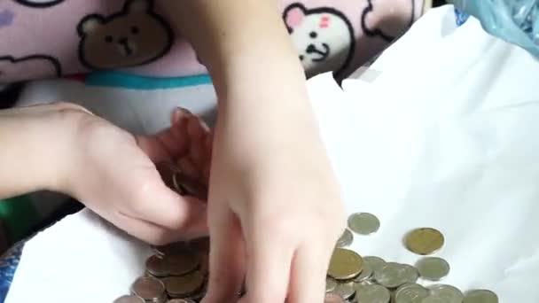 Das Mädchen Zählt Silbermetallmünzen — Stockvideo