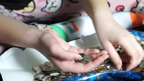 Μια Έφηβη Επιλέγει Νομίσματα Της Ίδιας Αξίας — Αρχείο Βίντεο