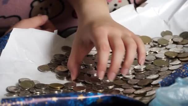 Das Mädchen Pflückt Mit Den Fingern Silbermünzen — Stockvideo