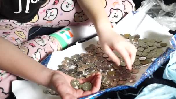 Muchas Monedas Brillantes Diferentes Chica Elige Cuenta Monedas — Vídeo de stock