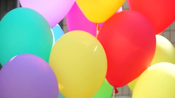 Balões Multicoloridos São Amarrados Uma Cesta Madeira Com Inscrição 2023 — Vídeo de Stock