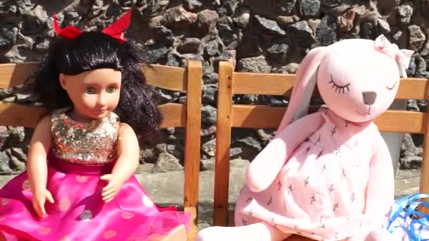 Bambola Grande Bambini Peluche Una Bambola Morbida Peluche Sono Seduti — Video Stock