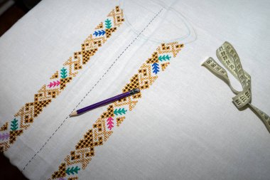 Ukrayna yapımı nakışlı bir gömlek..