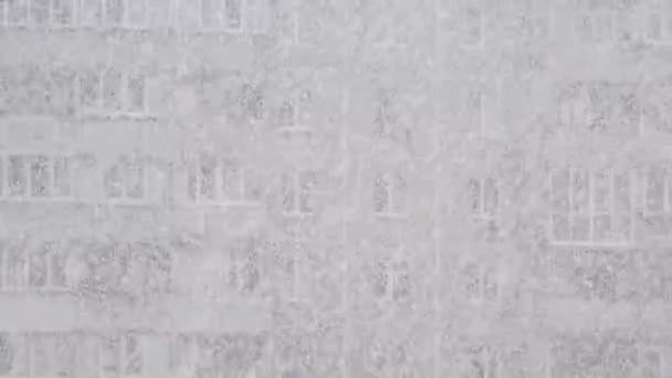 Άφθονο Χιόνι Στο Φόντο Ενός Πολυώροφου Κτιρίου — Αρχείο Βίντεο