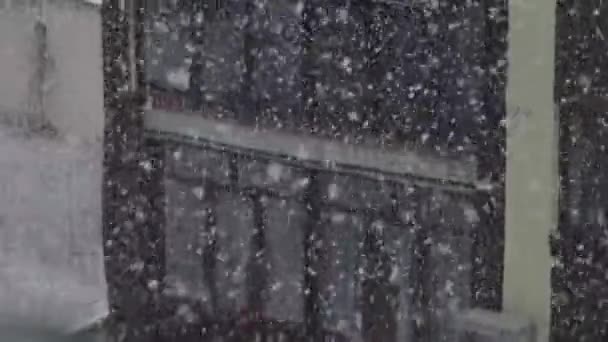 Μεγάλο Και Άφθονο Χιόνι Στο Φόντο Του Μπαλκονιού Ενός Πολυώροφου — Αρχείο Βίντεο