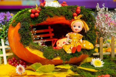 Balkabağı ve doğal malzemelerden yapılmış masal evi..