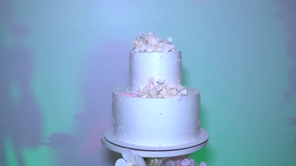 白色双层结婚蛋糕 婚礼蛋糕上的轻音乐 — 图库视频影像