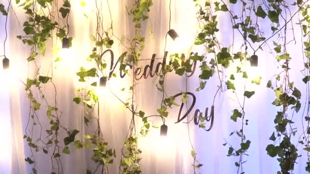 Der Hochzeitsbogen Ist Mit Blättern Und Laternen Geschmückt Die Inschrift — Stockvideo