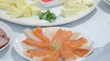 Kafedeki bir sete yakın plan birkaç tabak..