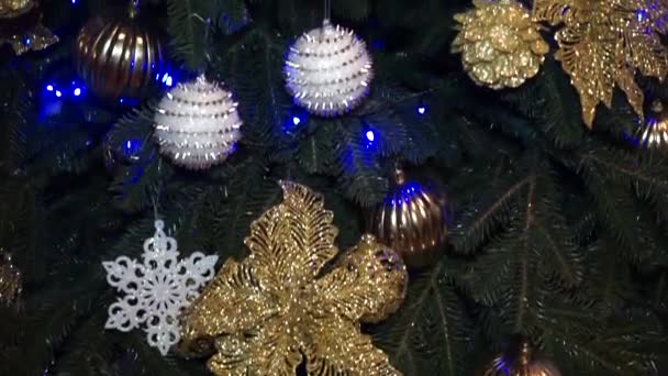 カメラは明るく装飾されたクリスマスツリーに沿って下から上に移動します — ストック動画