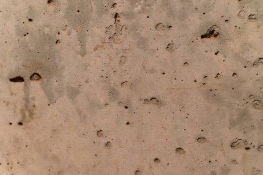 Bodrumdaki desenli beton duvar.