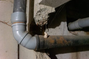 Evin bodrumunda plastik kanalizasyon borusu var..