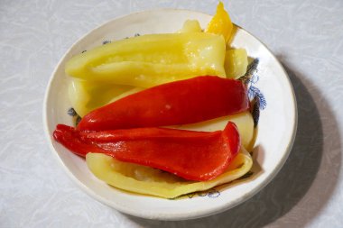 Bir tabakta doğranmış sarı ve kırmızı biber..