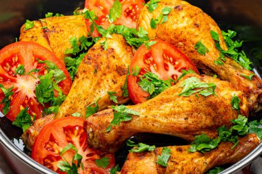 Fırında tavuk budu, taze domates ve şifalı otlar..