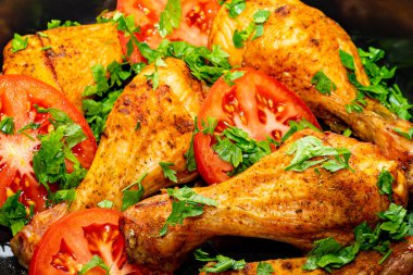 Sulu fırında tavuk bacağı, domates ve yeşillik..