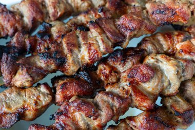 İştah açıcı bir kebabın üzerinde altın bir kabuk.