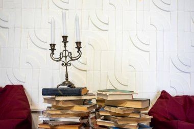 Antik şamdan ve tarih ve kültürün sembolü olarak kitap kulesi.