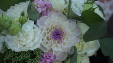 Hayallerin düğün buketi. Buketler yaratmak için bireysel bir yaklaşım - beyaz güller, yıldız çiçekleri ve okaliptüslü bir örnek. Mükemmel düğün buketi.