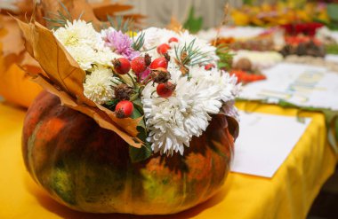 Balkabağı, çiçekler ve dekoratif elementlerle dolu bir hayat.